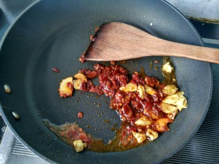 17、年菜  红红火火过大年&白萝卜猪血炖羊肉,放豆瓣酱炒出红油。