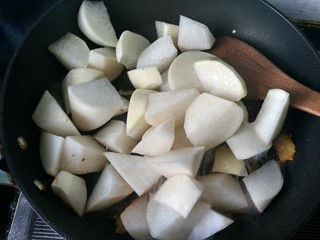 18、年菜  红红火火过大年&白萝卜猪血炖羊肉,倒入白萝卜，放适量的盐。