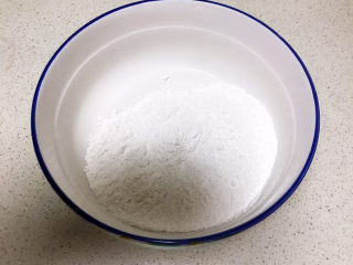 1、冬至美食  茄汁三味猫爪汤圆,把糯米粉放入大碗里