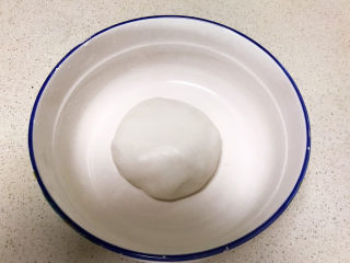 2、冬至美食  茄汁三味猫爪汤圆,加入温水和成柔软的面团