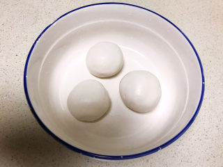 3、冬至美食  茄汁三味猫爪汤圆,把面团分成3份