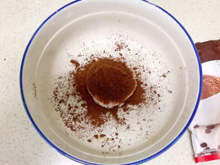 6、冬至美食  茄汁三味猫爪汤圆,再取一个面团，加入可可粉