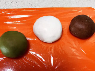 8、冬至美食  茄汁三味猫爪汤圆,把三个面团盖上保鲜膜，饧面15分钟
