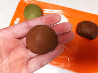 10、冬至美食  茄汁三味猫爪汤圆,取一个可可面团