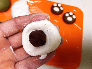 17、冬至美食  茄汁三味猫爪汤圆,再取一个白色面块，用手压扁，加入一颗豆沙