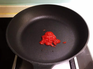 26、冬至美食  茄汁三味猫爪汤圆,炒锅烧热后番茄沙司