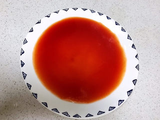 30、冬至美食  茄汁三味猫爪汤圆,把番茄汁倒入盘里备用