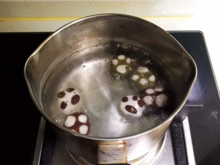 32、冬至美食  茄汁三味猫爪汤圆,烧开后加入汤圆