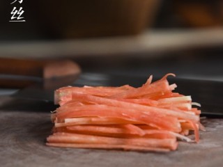 1、蒜泥白肉卷,黄瓜、胡萝卜切丝，大蒜切蒜泥，小葱切葱花备用。