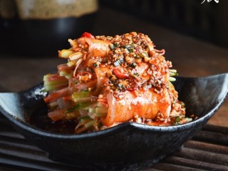 8、蒜泥白肉卷,最后将凉拌汁倒入码好肉的盘中即可。