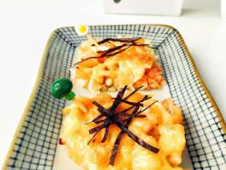 8、宝宝辅食：三文鱼鸡肉米披萨,最后可撒一点紫菜丝装饰。