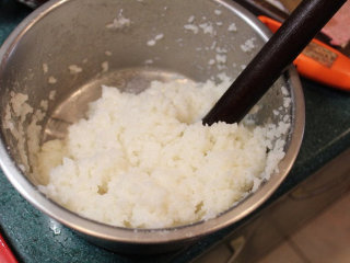 1、烤米卷,将剩下的米饭再蒸热后,以木棍拌捣至出现黏性。