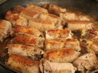 10、烤米卷,用味醂30CC,米酒15CC,酱油15CC,水60CC,砂糖1大匙,白味噌1小匙,赤味噌0.5小匙,调好酱汁,倒入调好的酱汁,煮到有一点收汁,就可装盘上菜。