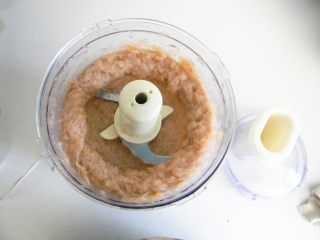 2、清水虾丸,洗好的小虾放入料理机搅打成泥状