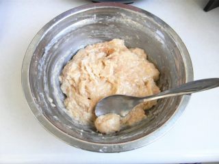 7、清水虾丸,用一个小勺，蘸水，舀一块虾泥，在盆边滑动几次就会把虾泥滚成一个小圆球状，要是用手挤会更圆哦，随便吧，只是记得不要太大，虾丸受热熟后会膨胀哦