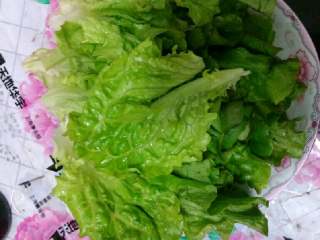 3、老干妈火锅,生菜洗净