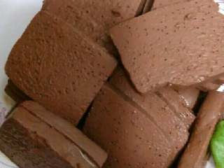 4、老干妈火锅,鸭血洗净切块，西红柿切块，胡萝卜切块，葱姜蒜切片