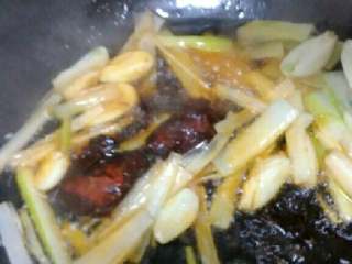 5、老干妈火锅,锅热油，放葱姜蒜炒香后放入老干妈底料