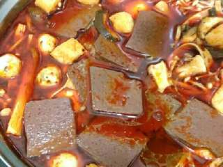 6、老干妈火锅,炒香后放入高汤或清水煮，加入胡萝卜，西红柿，香菇同事煮，煮开后加入以上食材料力学