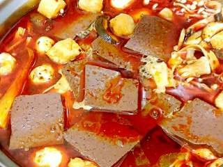 7、老干妈火锅,煮大概几分钟熟了即可，还可以调个蘸料，用辣椒油，醋芝麻酱，生抽，鸡精调匀即可