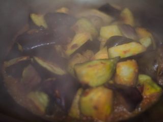 10、红烧茄子,待茄子炒的稍软一些后倒入水，刚好没过茄子，然后盖上锅盖，大火焖