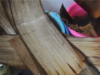 1、鲜掉眉毛的湘西特色美食——笋壳腊肉棕,笋壳提前用水泡发一晚上，清洗干净，不用沥水即可直接使用