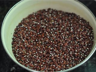 2、鲜掉眉毛的湘西特色美食——笋壳腊肉棕,红豆清洗