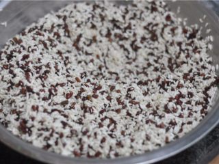 3、鲜掉眉毛的湘西特色美食——笋壳腊肉棕,和糯米一起混合，加入少许盐调味（盐不用太多，微微有点咸味就行了，腊肉也是咸的，如果盐太多味道就太重了）