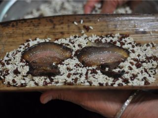 6、鲜掉眉毛的湘西特色美食——笋壳腊肉棕,摆上腊肉