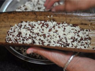 7、鲜掉眉毛的湘西特色美食——笋壳腊肉棕,再放些米，将腊肉包裹起来