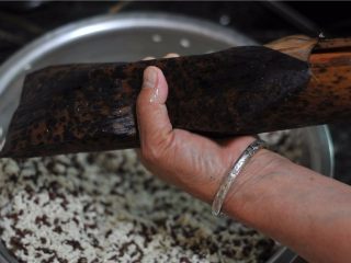 8、鲜掉眉毛的湘西特色美食——笋壳腊肉棕,叶片两边往上盖，将糯米包起来，再将两端包裹好