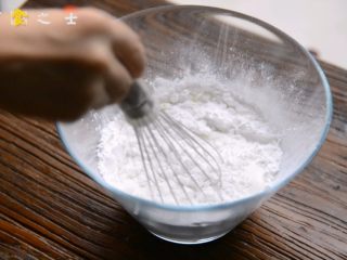 2、自制奶黄冰皮月饼，跟五仁蛋黄说拜拜,把冰皮中的糯米粉，粘米粉，澄粉，糖粉全部倒入大碗中，加入纯牛奶，充分搅拌均匀，再加入玉米油和炼奶混合均匀直到看不见玉米油