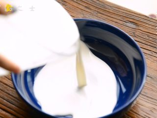 3、自制奶黄冰皮月饼，跟五仁蛋黄说拜拜,然后倒入蒸碗中，把冰皮面糊放入沸腾的水中大火蒸25分钟左右