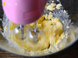 6、自制奶黄冰皮月饼，跟五仁蛋黄说拜拜,无盐黄油室温软化，然后用打蛋器打至顺滑