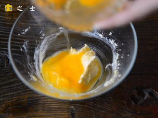 8、自制奶黄冰皮月饼，跟五仁蛋黄说拜拜,四个鸡蛋分4次加入无盐黄油里面，每次加入都要把鸡蛋充分跟黄油混匀，否则会在后续步骤中有出油的现象