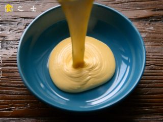 9、自制奶黄冰皮月饼，跟五仁蛋黄说拜拜,鸡蛋全部加进黄油混合均匀之后把奶粉和澄粉全部倒进去，用手动的打蛋器混合均匀，直到看不见粉类，一定要混匀，没有颗粒