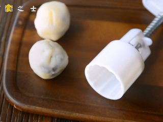 14、自制奶黄冰皮月饼，跟五仁蛋黄说拜拜,像包包子一样把馅料包进去，封好口