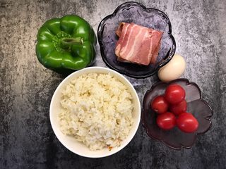 1、培根炒饭,准备好所有食材