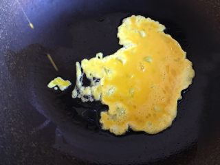 4、培根炒饭,锅中放入适量油，倒入鸡蛋液