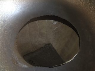 6、培根炒饭,另起一锅加入适量油