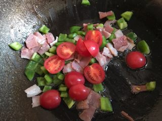 9、培根炒饭,加入圣女果翻炒