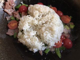 10、培根炒饭,加入米饭