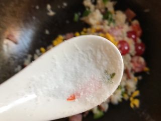 13、培根炒饭,起锅前放入少许盐，培根本身是咸的，可以尝尝味道适量添加