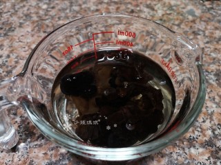 2、莴笋炒牛肉,先将木耳用热水泡发。