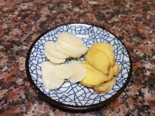 5、莴笋炒牛肉,将生姜和大蒜切片。