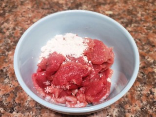 6、莴笋炒牛肉,牛肉切片加入适量淀粉拌匀。