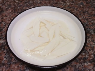 7、莴笋炒牛肉,山药切片用盐水泡一会儿以防变色。