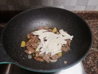 11、莴笋炒牛肉,放入山药翻炒片刻。