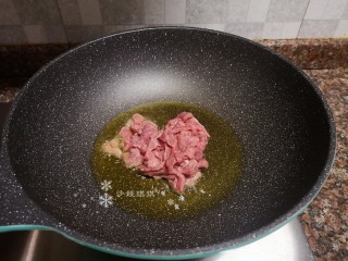 9、莴笋炒牛肉,放入牛肉快速翻炒变色。