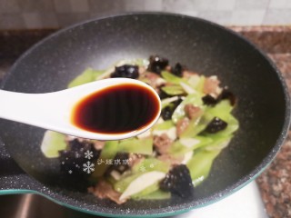 13、莴笋炒牛肉,倒入适量生抽翻炒均匀。